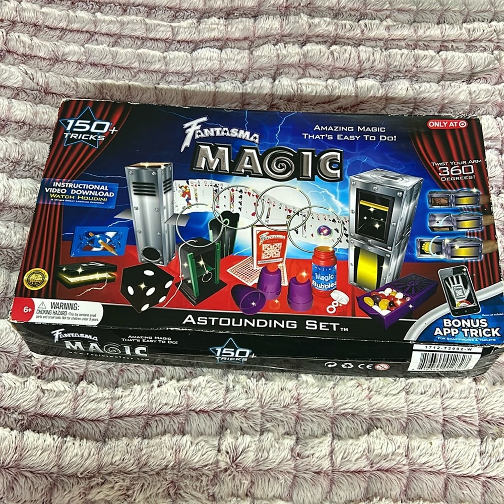Fantasma Astounding Magic Set of 150 Tricks